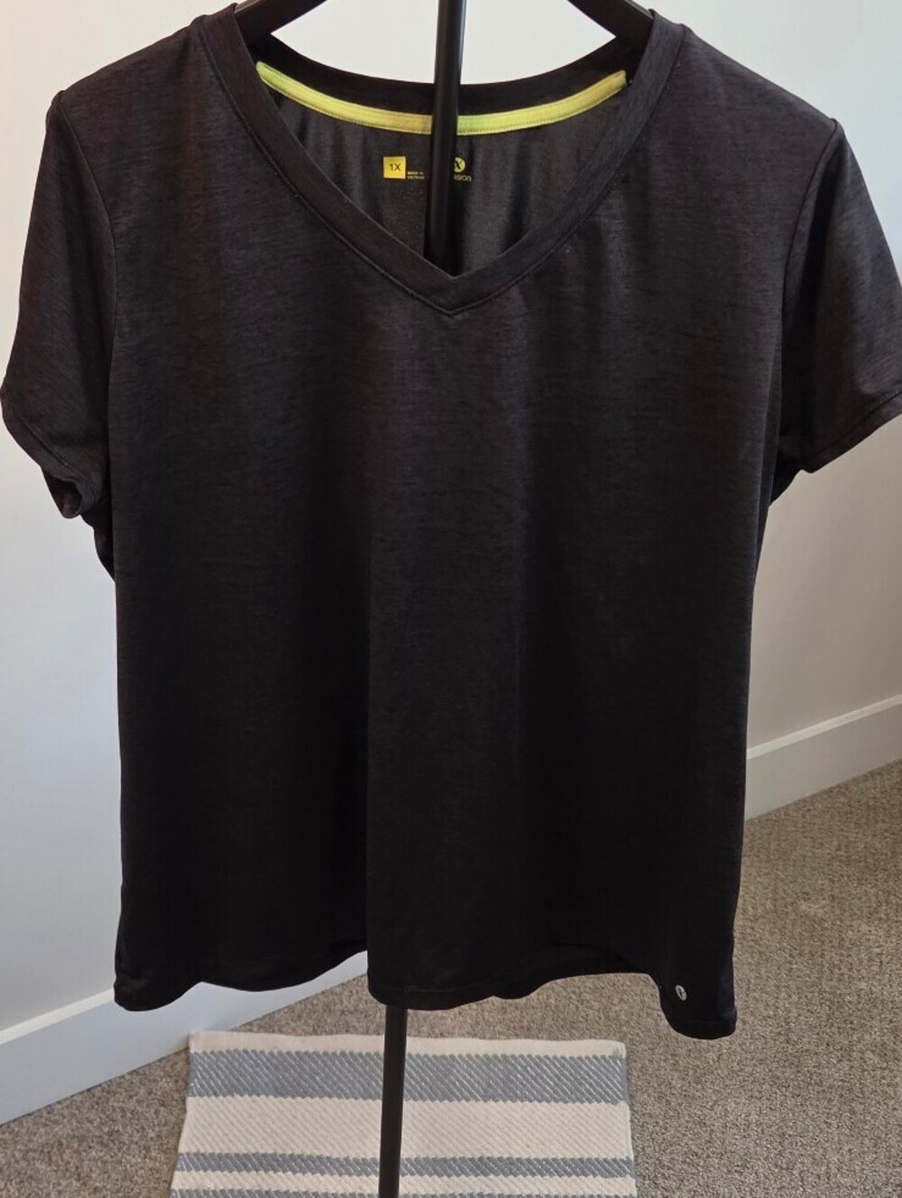 Xersion Women's 1X Active  V-Neck Polyester Top